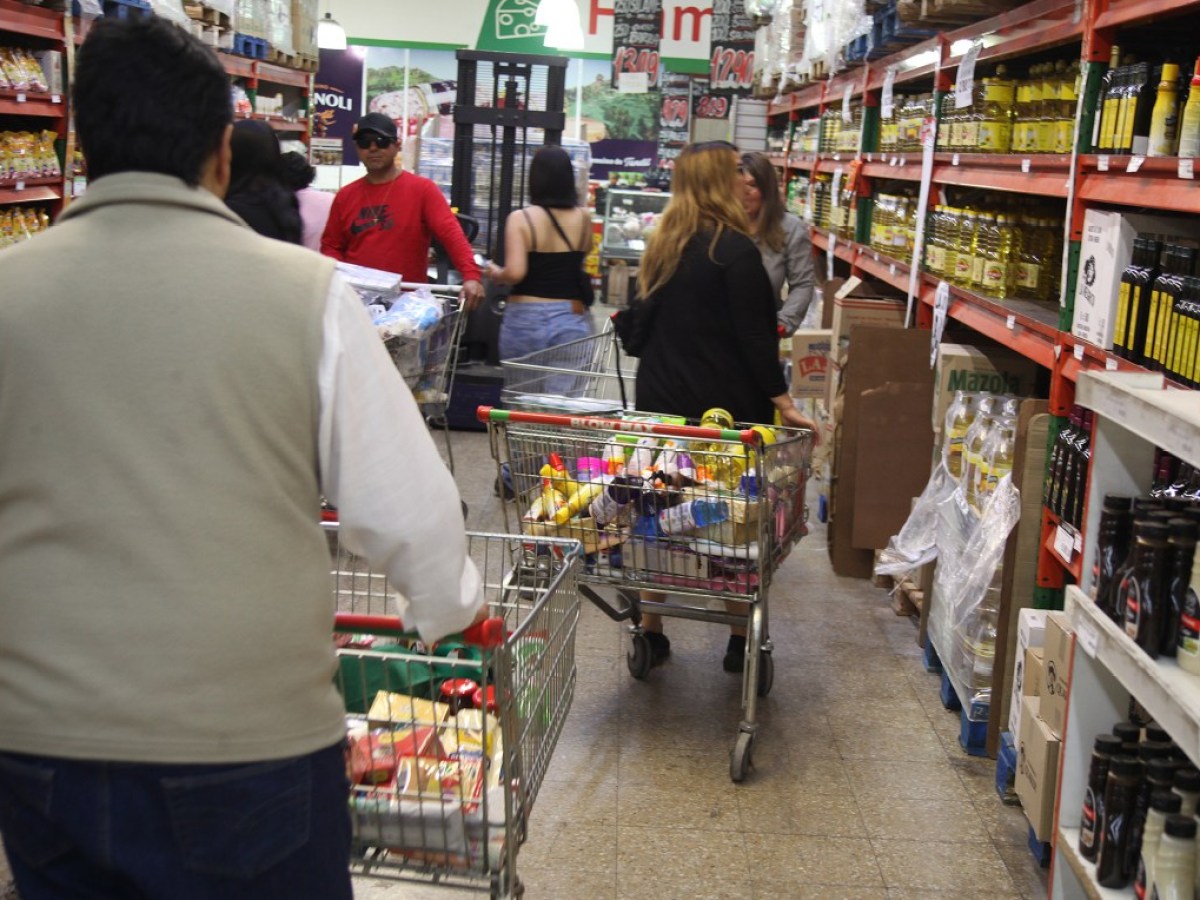 Por qué la eliminación de un recargo en los supermercados beneficiará a los consumidores de Mendoza