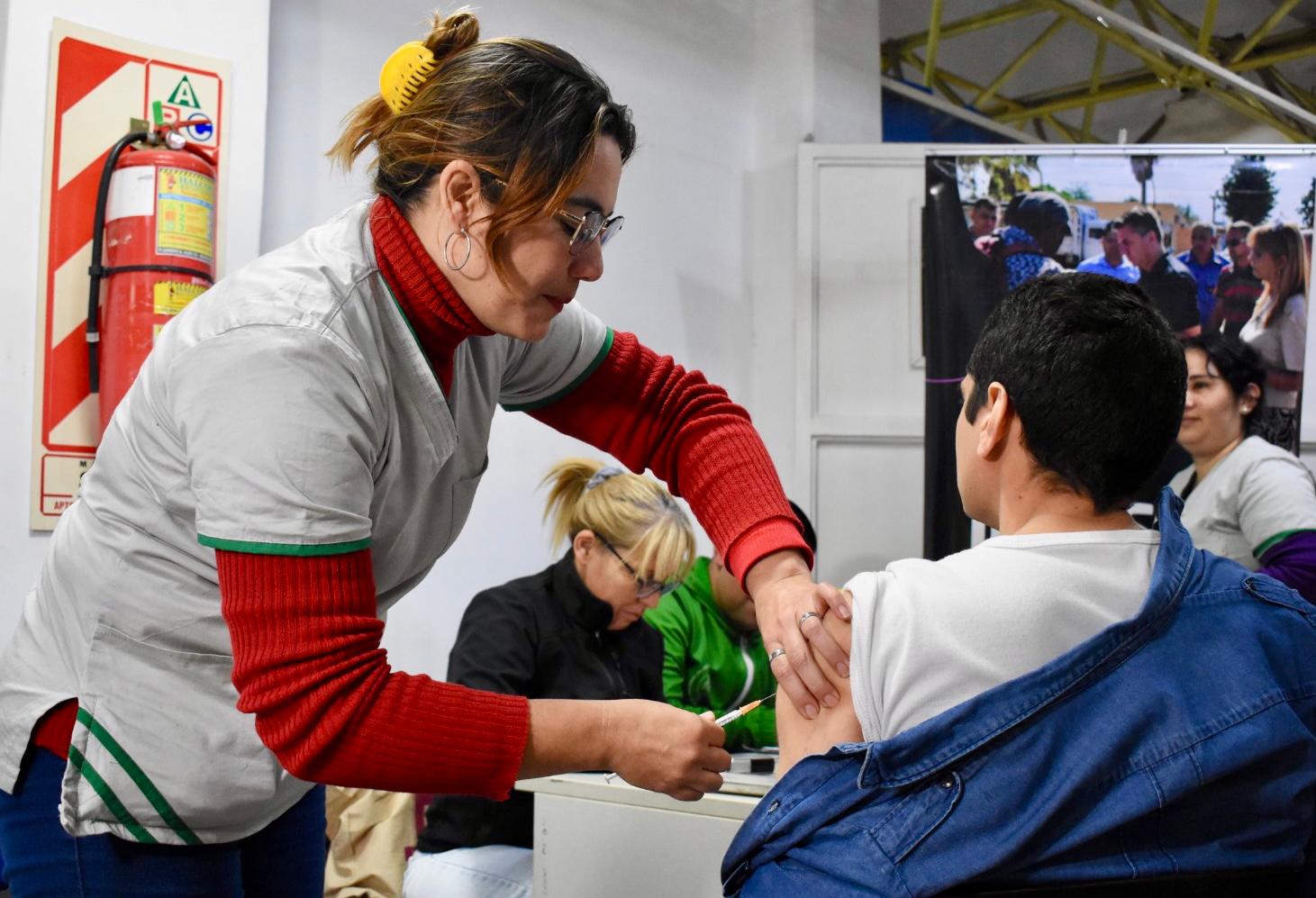 CAMPAÑA PROVINCIAL: HOY SE INSTALÓ UNA POSTA DE VACUNACIÓN EN LA FARMACIA DEL INSSSEP CAMPAÑA PROVINCIAL: HOY SE INSTALÓ UNA POSTA DE VACUNACIÓN EN LA FARMACIA DEL INSSSEP