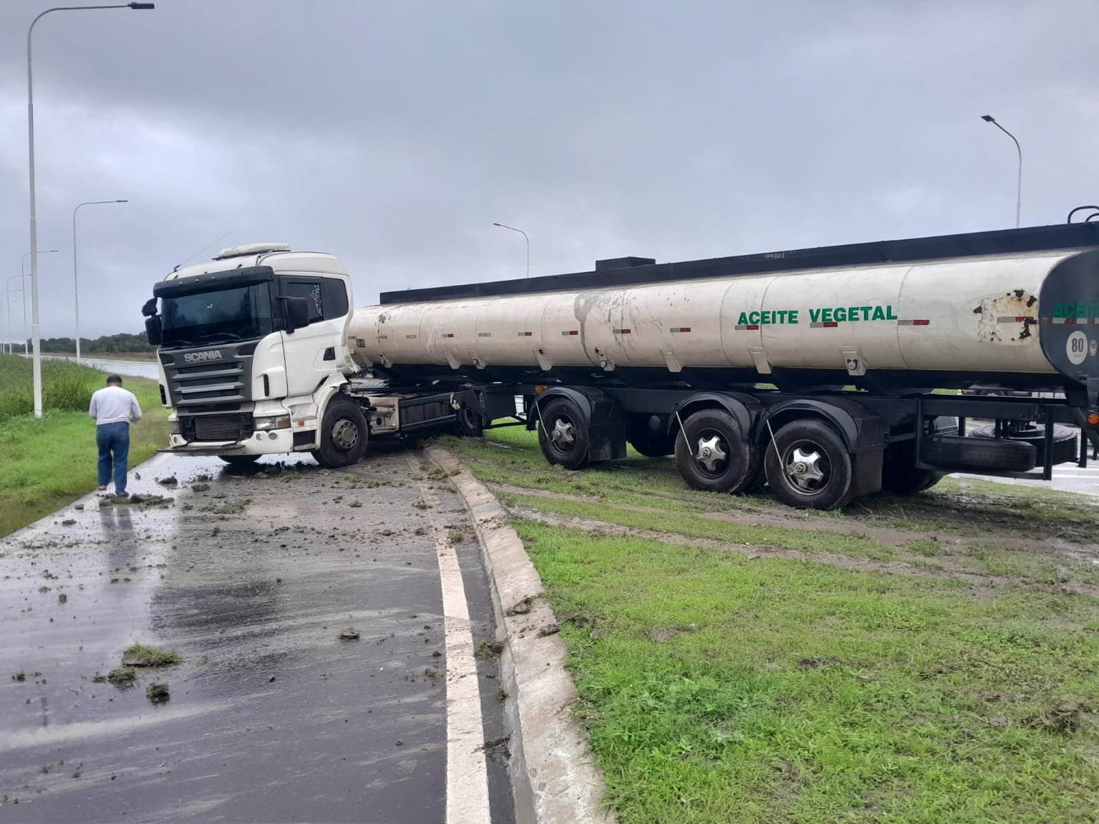 VIDEO: Por la lluvia, un camión despistó y terminó en la banquina en ruta 11 – Portal Móvil