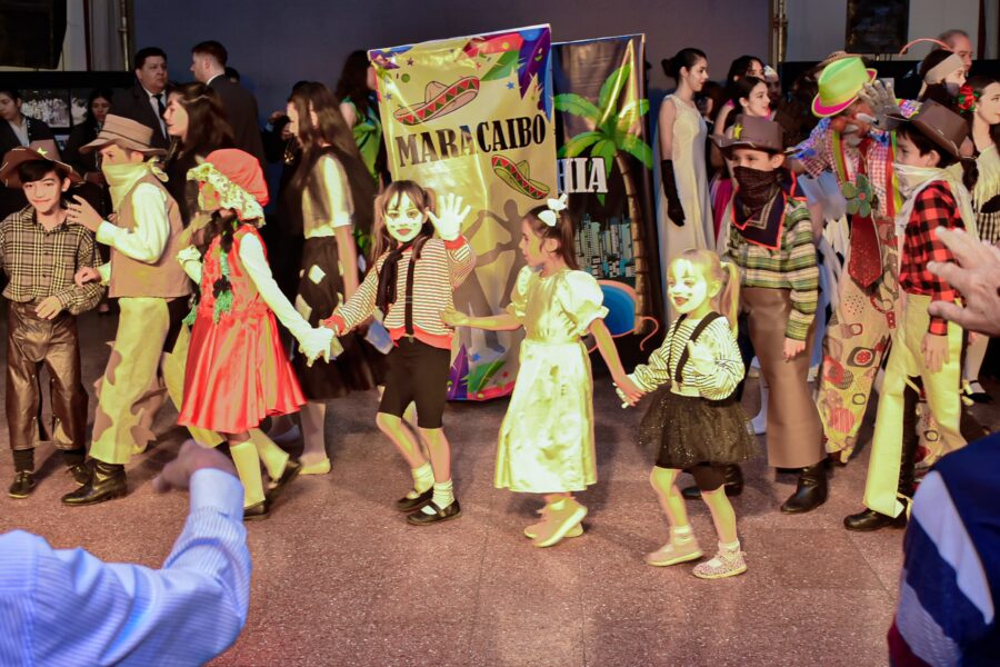Sáenz Peña: Se presentó la muestra “Carnavales de todos los tiempos”  en el Centro Cultural Club Social”