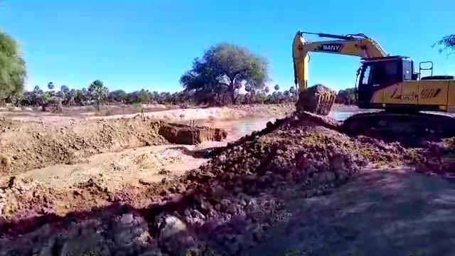 APA procedió a liberar un tapón clandestino e ilegal en un canal de drenaje pluvial en la zona rural