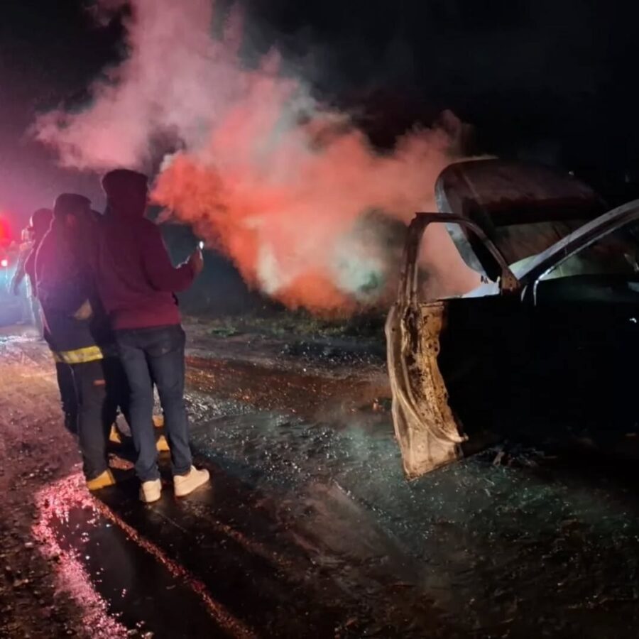 Imprudencia al volante: tres autos volcados, uno terminó incendiado