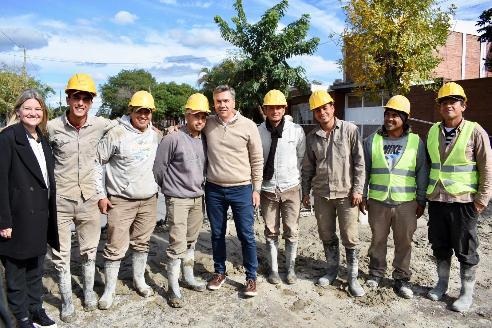 RESISTENCIA: EL GOBERNADOR ZDERO CONSTATÓ EL AVANCE DE PAVIMENTACIÓN DE LA CALLE COCOMAROLA