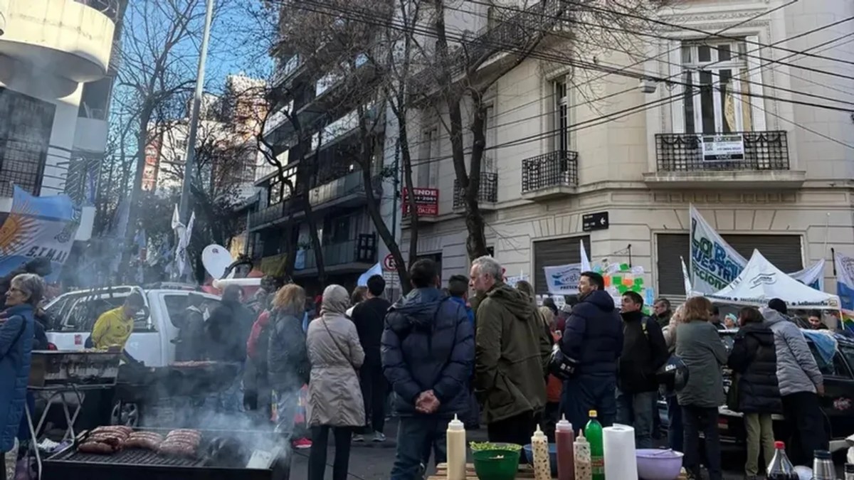 Operativo sorpresa: desalojaron a los militantes que acampaban frente a Cristina