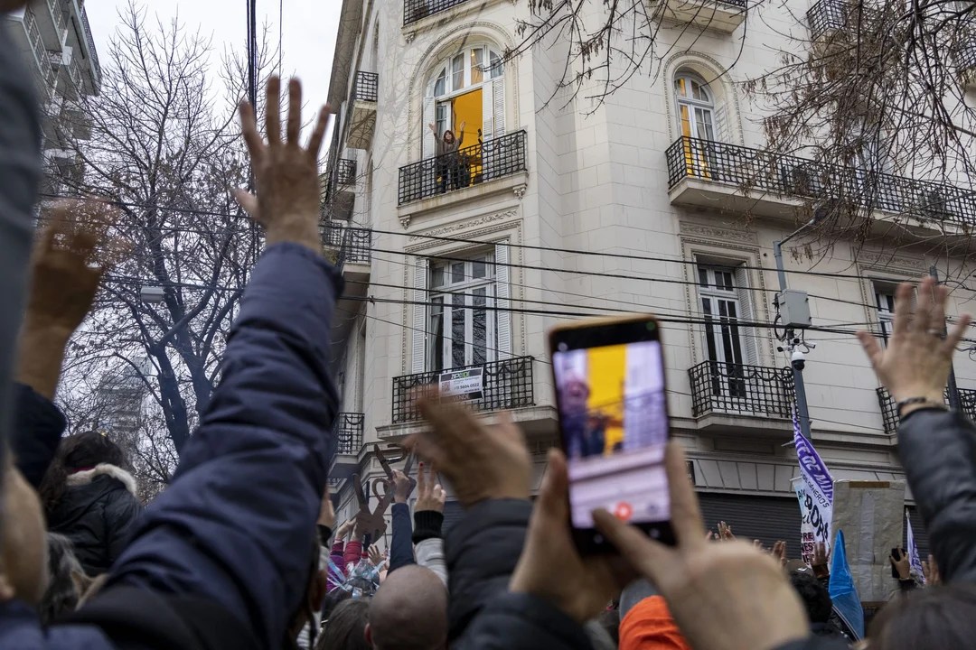 No más balconeo: las 3 reglas que Cristina tendrá que cumplir para no perder la prisión domiciliaria