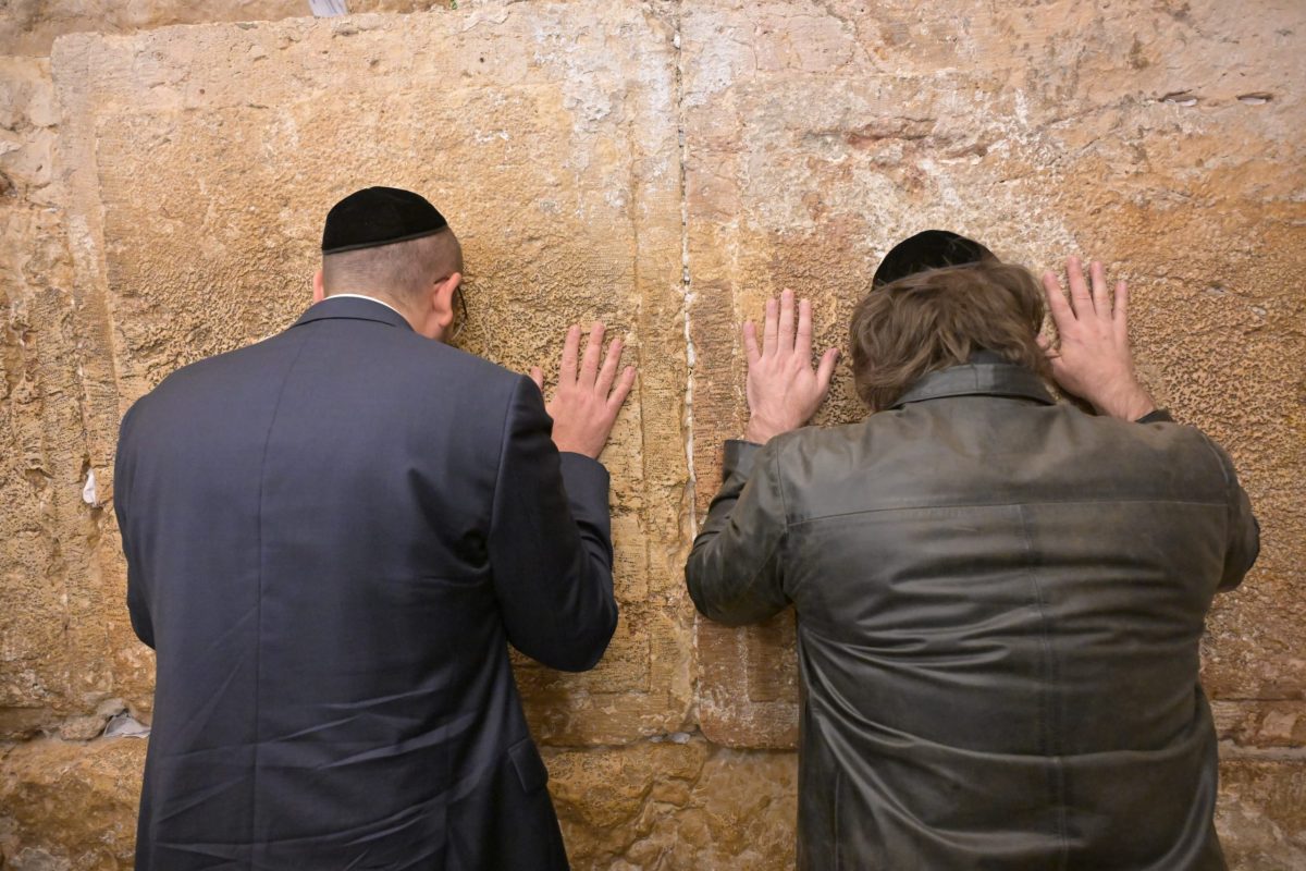 Javier Milei ya está en Israel y rezó en el Muro de los Lamentos