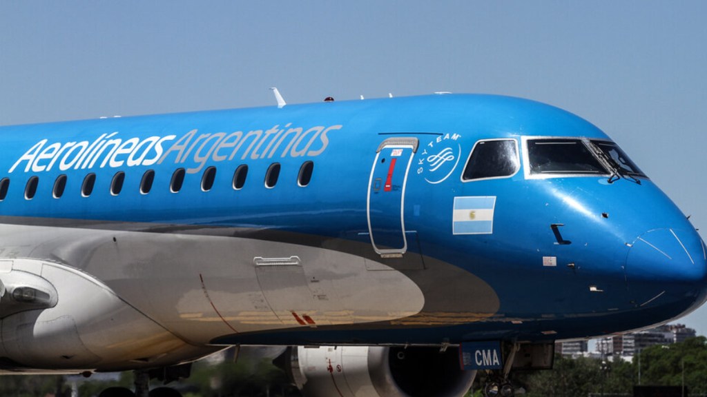 Paro de pilotos: Aerolíneas Argentinas ya canceló 22 vuelos y la medida afectará a seis mil pasajeros