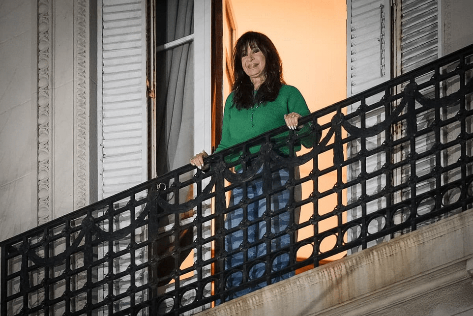 La defensa de Cristina Kirchner denunció que los límites a las visitas vulneran sus “derechos políticos”