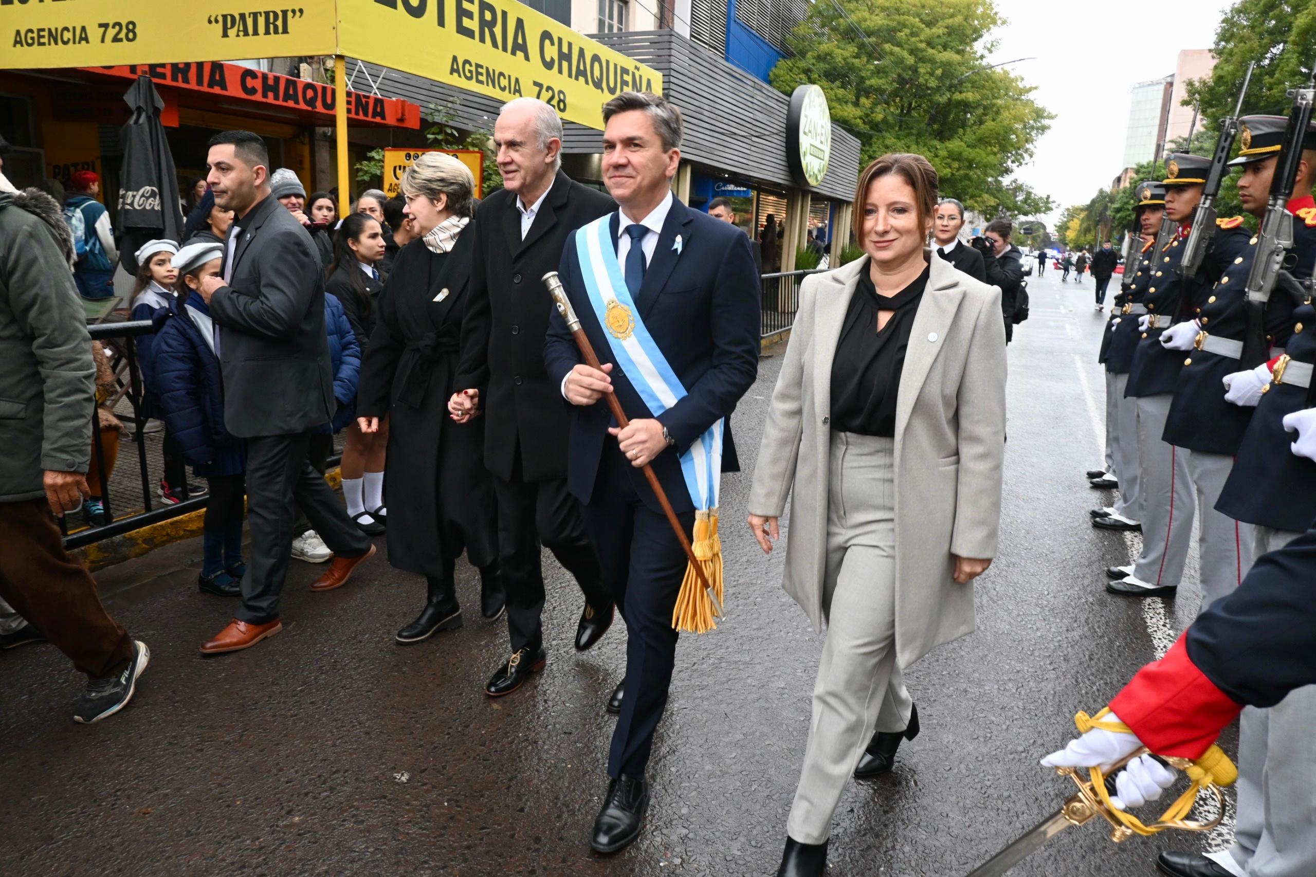LA LLOVIZNA NO DETUVO EL HOMENAJE A BELGRANO, PERO LA PROMESA SE REPROGRAMÓ POR REGUARDO DE LOS ALUMNOS