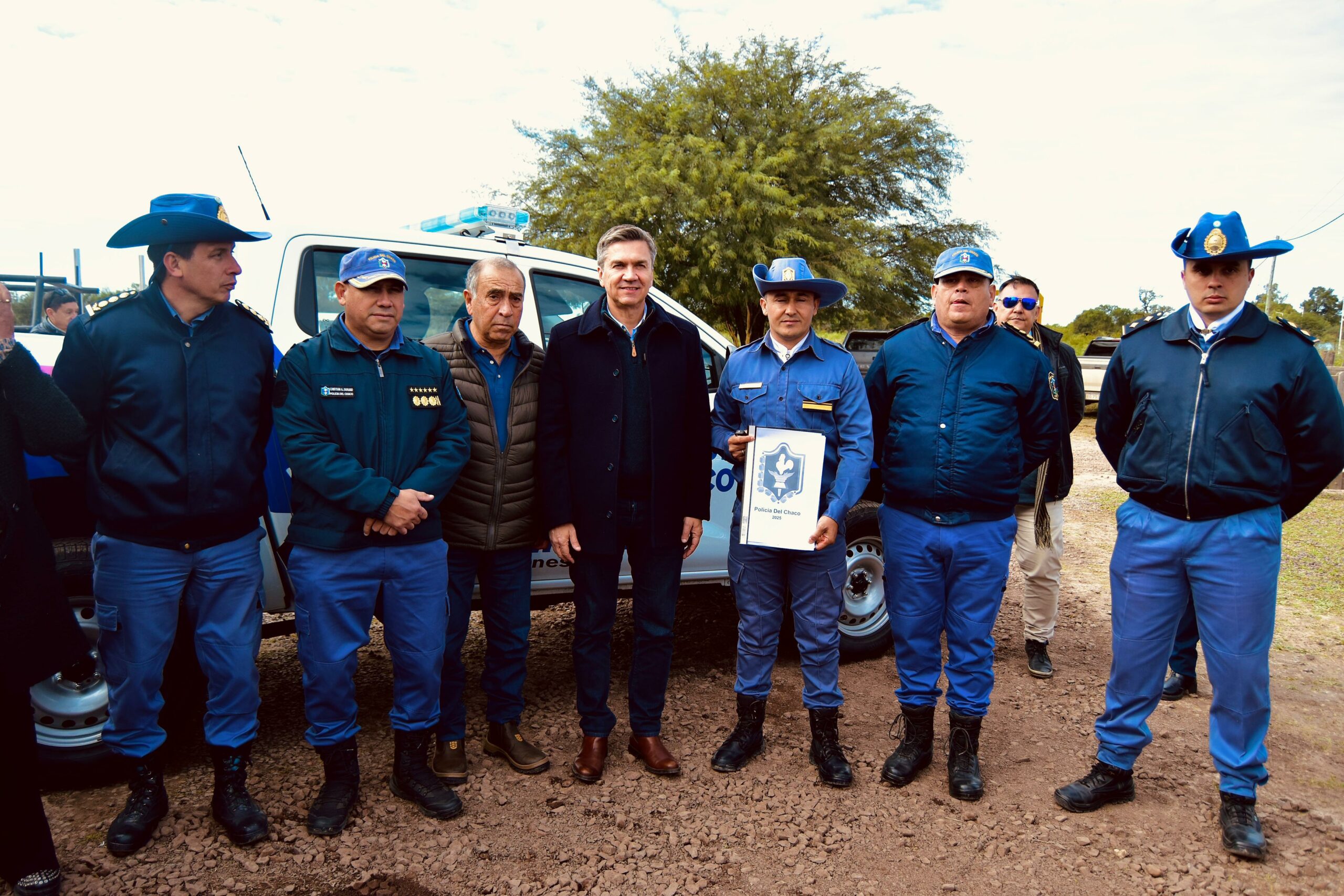 EL GOBERNADOR ZDERO ENTREGÓ UNA CAMIONETA 4X4 PARA FORTALECER AL DESTACAMENTO RURAL DE LA LEONESA