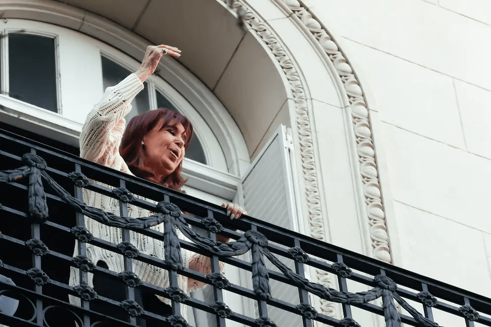 Ya está presa: Cristina cumplirá la condena en su departamento y con tobillera