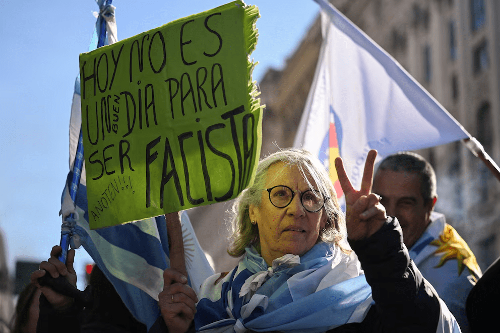 Fotos y videos: primeros roces entre la militancia kirchnerista y la Policía en Plaza de Mayo