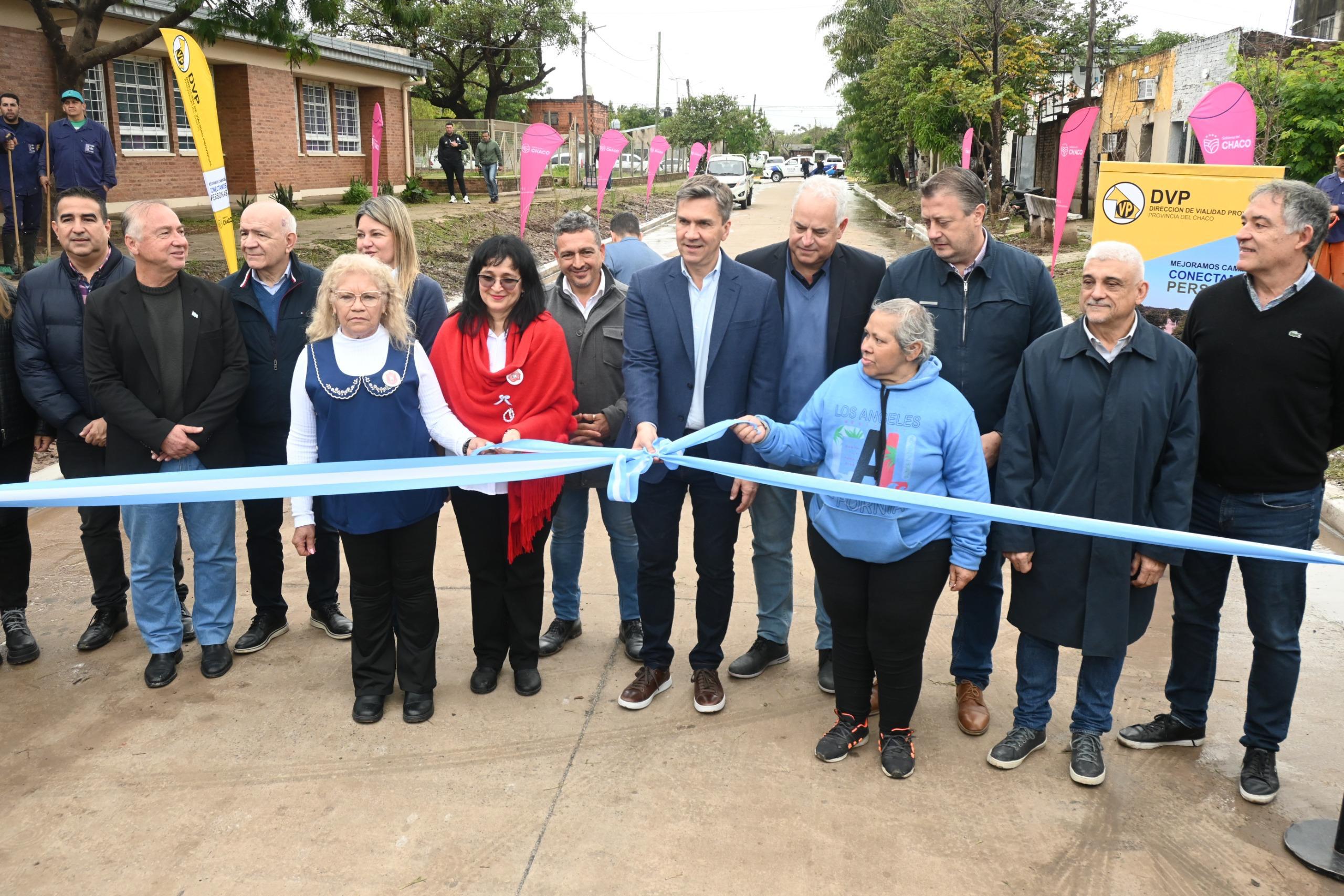 PLAN PROVINCIAL DE URBANIZACIÓN: EL GOBERNADOR ZDERO INAUGURÓ MÁS CUADRAS DE PAVIMENTO EN VILLA ERCILIA, RESISTENCIA