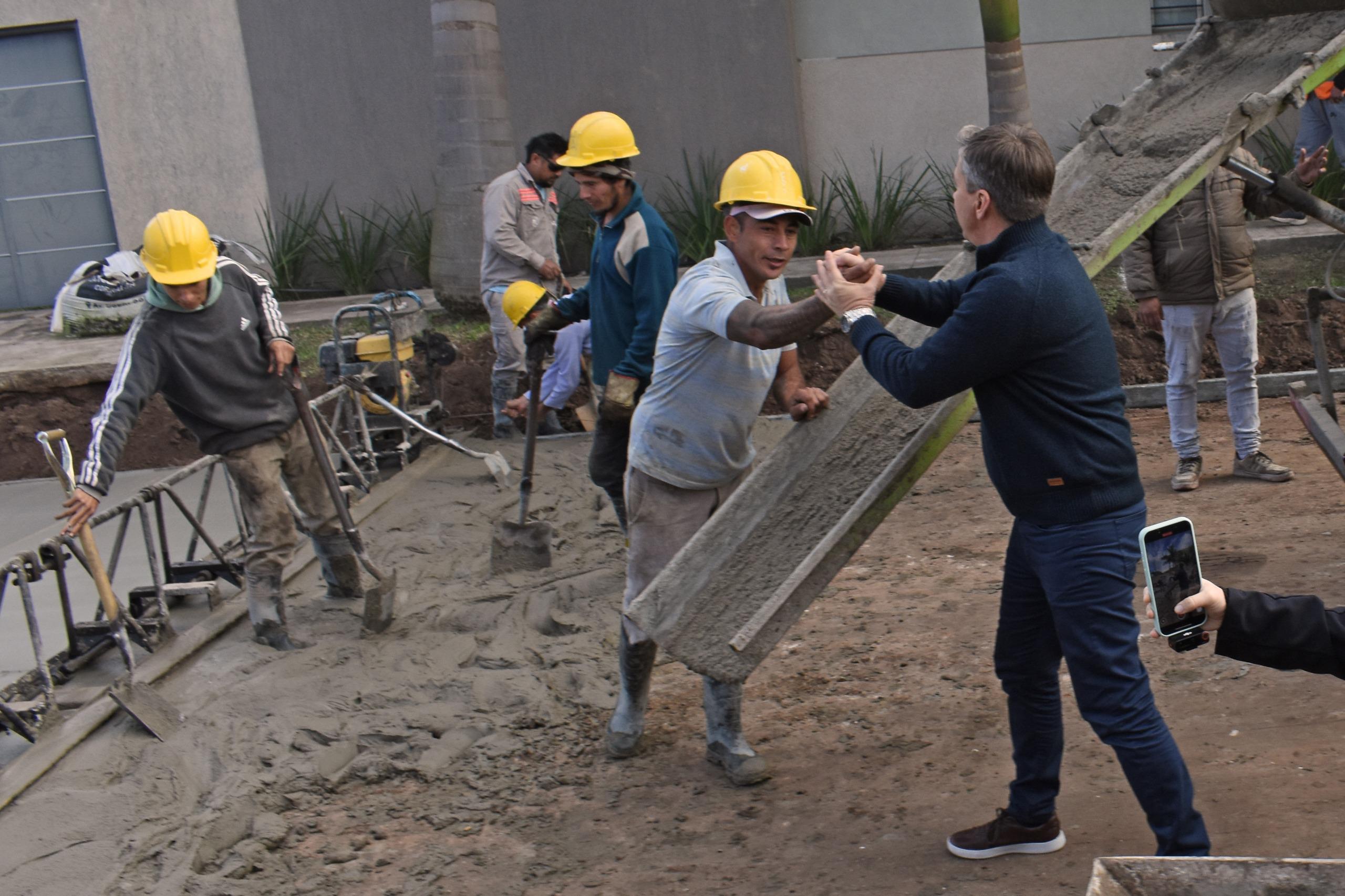 MÁS CONECTIVIDAD: EL GOBERNADOR ZDERO CONSTATÓ EL AVANCE DE OBRAS DE PAVIMENTACIÓN EN VILLA ALTABE