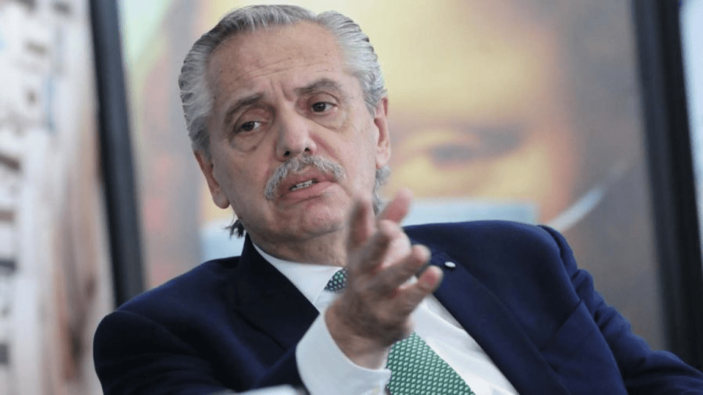 Alberto Fernández declara en Comodoro Py por la causa Seguros