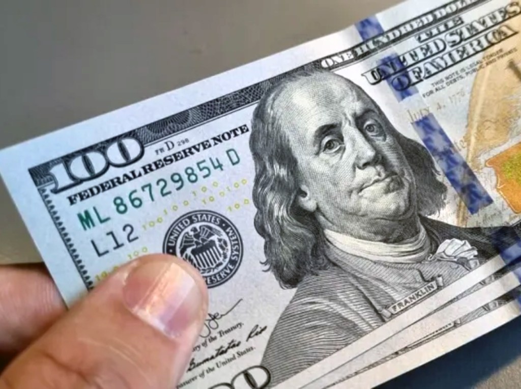 Dólares: los bancos recortan las comisiones para las transferencias desde el exterior