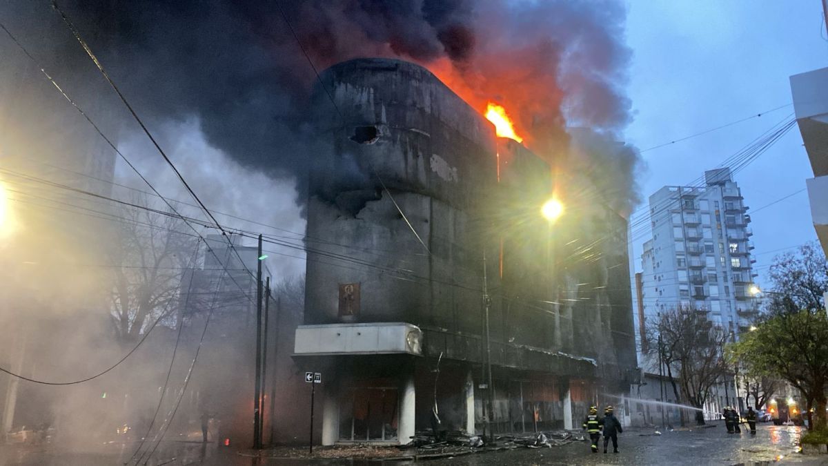 Videos: fuego, derrumbe y pánico por un colosal incendio en La Plata