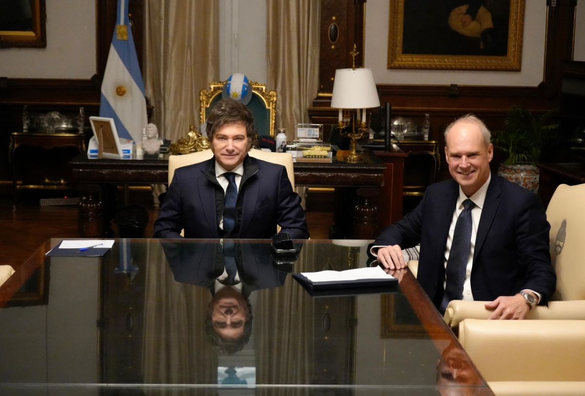 Tensión por el dólar: Caputo cargó contra los bancos y Milei puso paños fríos
