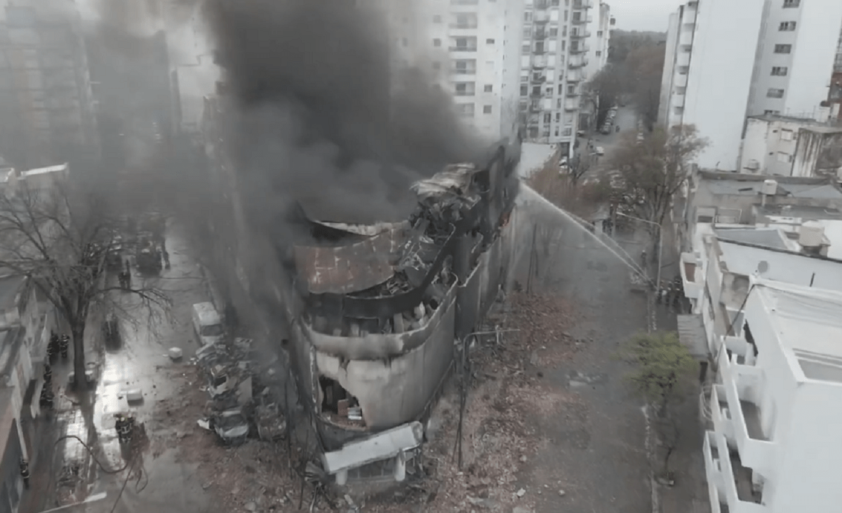 El edificio que se incendió en La Plata estaba clausurado y será demolido por riesgo de derrumbe