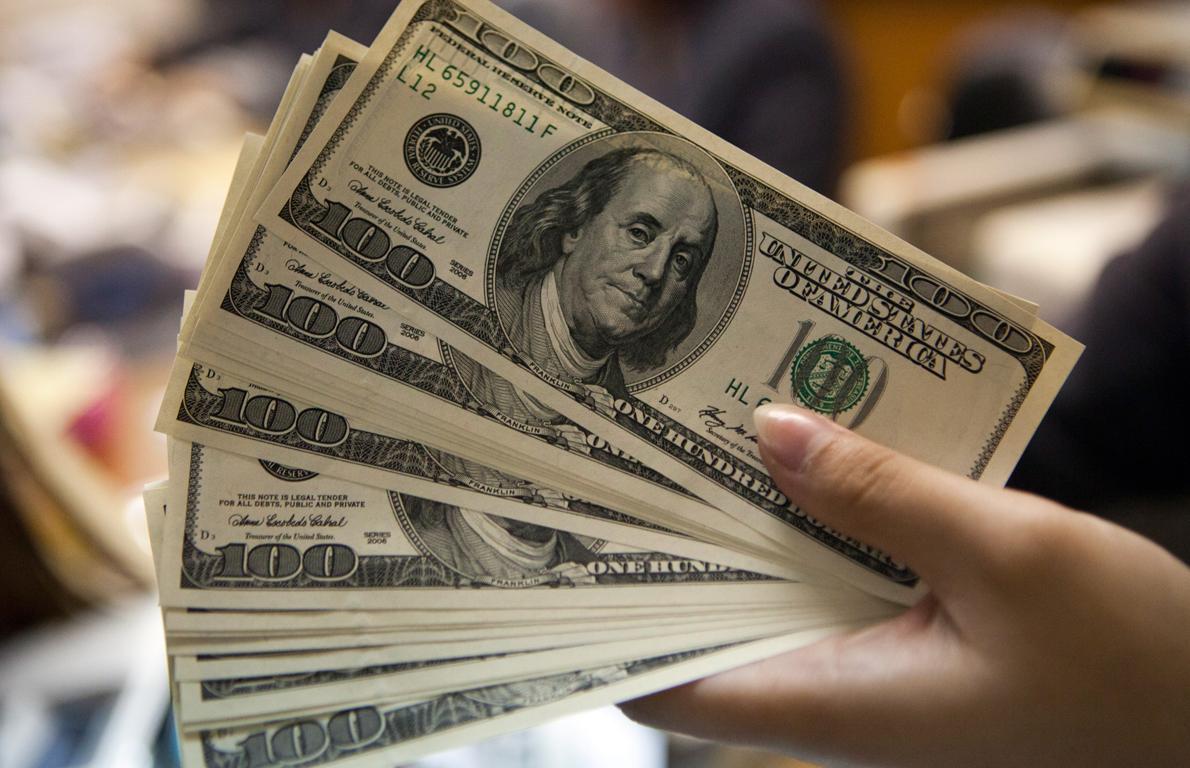 El dólar blue rompió la barrera de los .300 y se disparan las alertas en el mercado