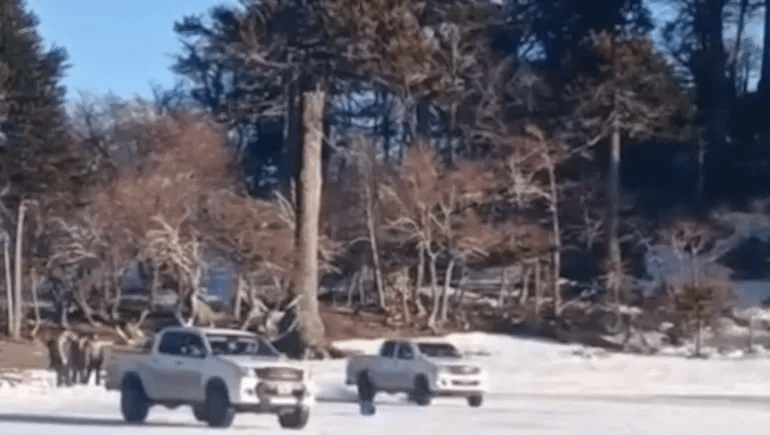 Video: se metieron en una laguna congelada con camionetas 4×4 e hicieron trompos en el hielo