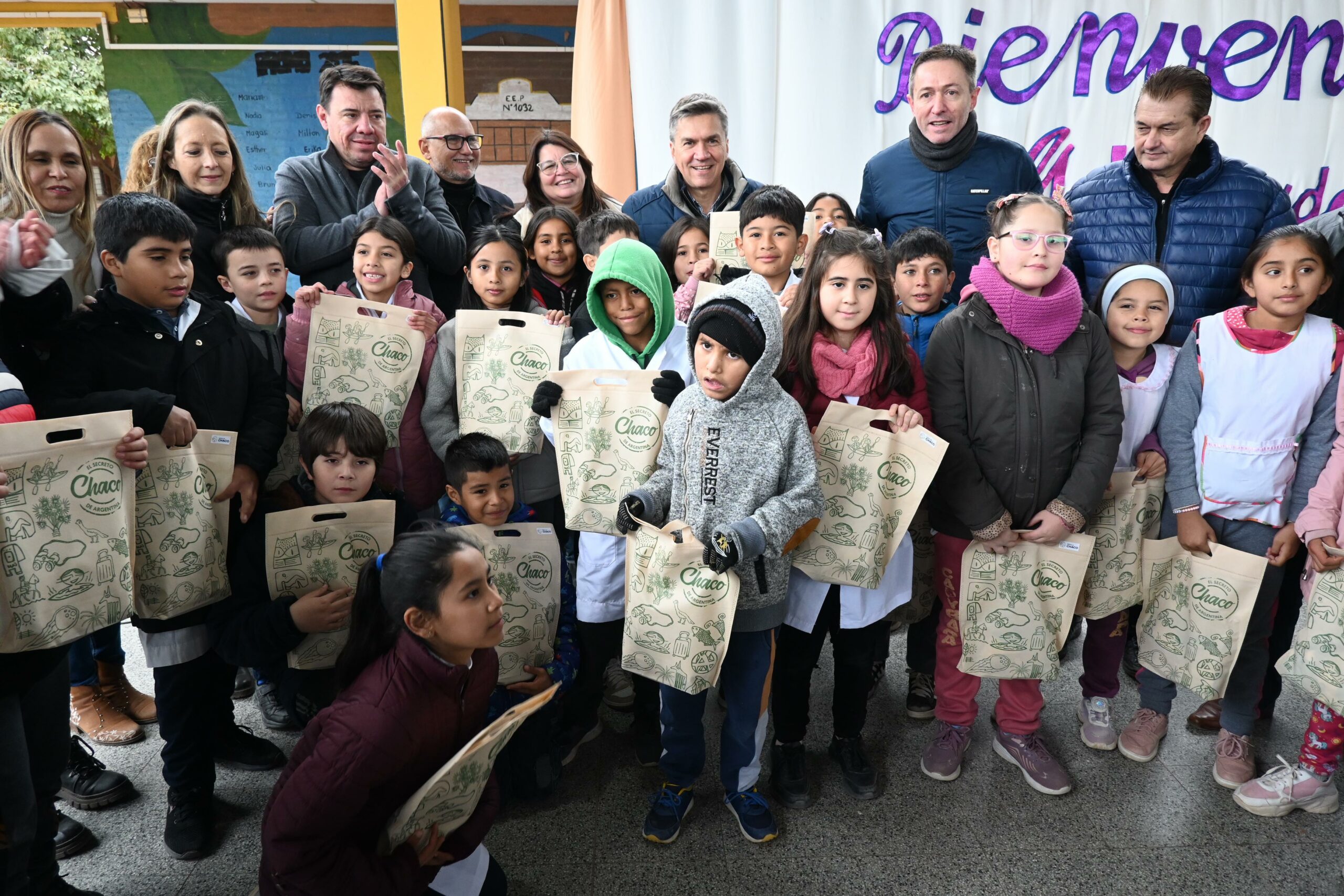 EL SAUZALITO: EL GOBERNADOR ZDERO ENTREGÓ ELEMENTOS EDUCATIVOS A LA ESCUELA AGROPECUARIA N° 6