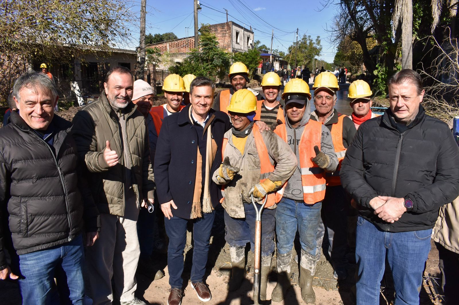 PUERTO TIROL: EL GOBERNADOR ZDERO SUPERVISÓ LAS OBRAS DE PAVIMENTO EN EL BARRIO 17 DE OCTUBRE