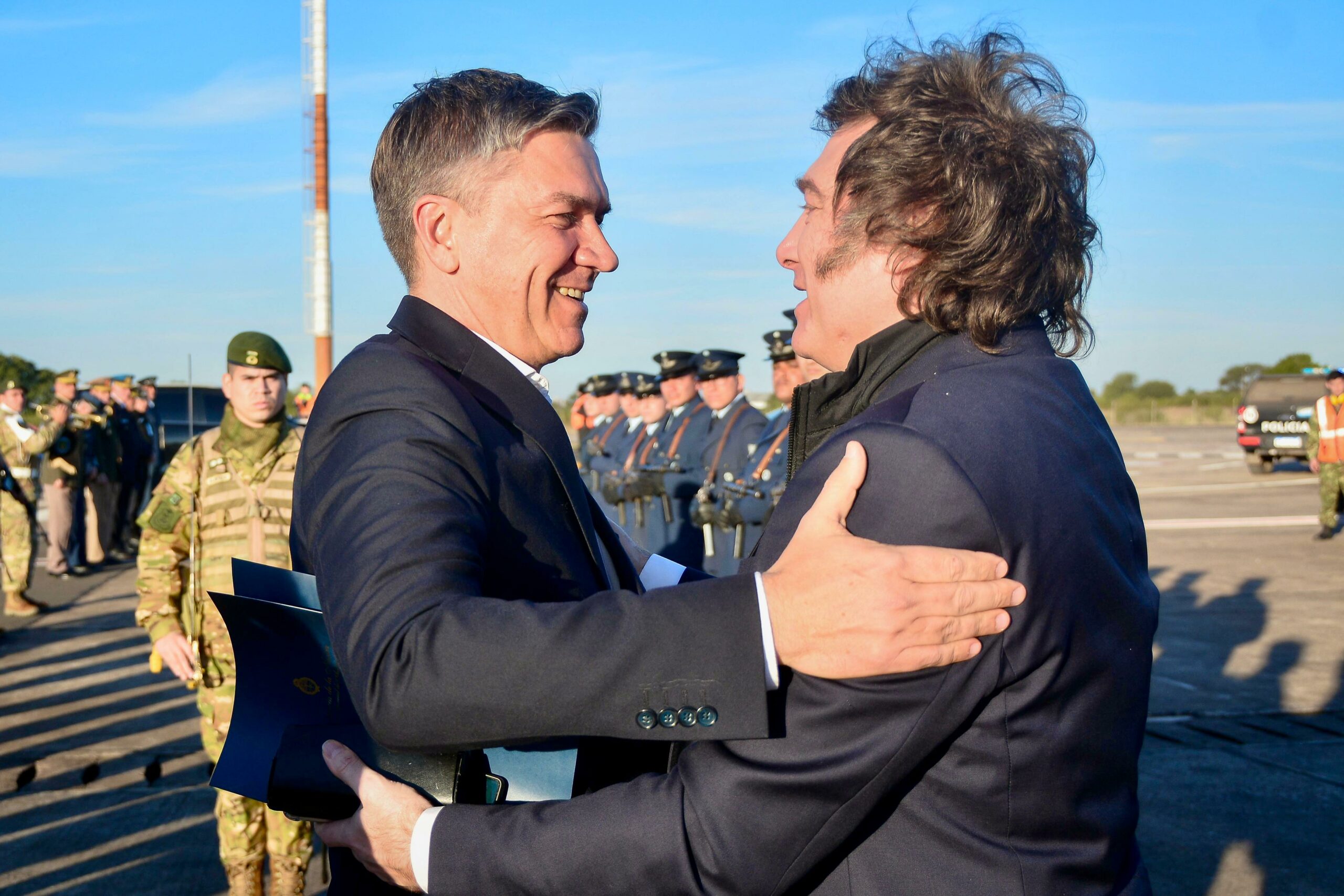 AEROPUERTO DE RESISTENCIA: EL GOBERNADOR ZDERO RECIBIÓ AL PRESIDENTE DE LA NACIÓN JAVIER MILEI