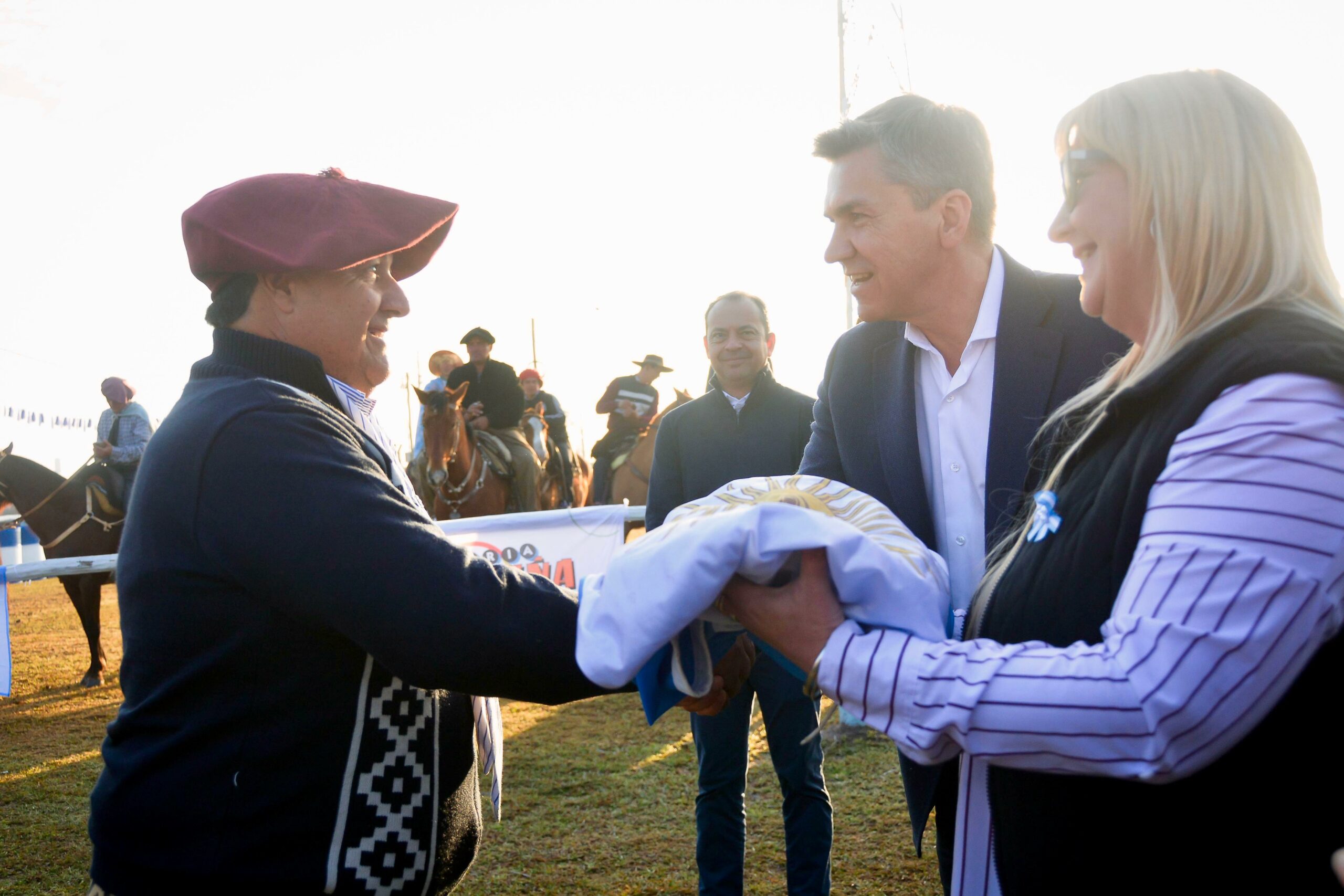 COLONIA POPULAR: EL GOBERNADOR ZDERO ACOMPAÑÓ EL PRIMER FESTIVAL PROVINCIAL DE LA BANDERA ARGENTINA