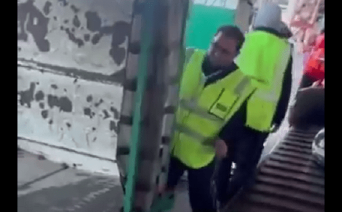Video: echaron a dos trabajadores de Intercargo por golpear equipajes