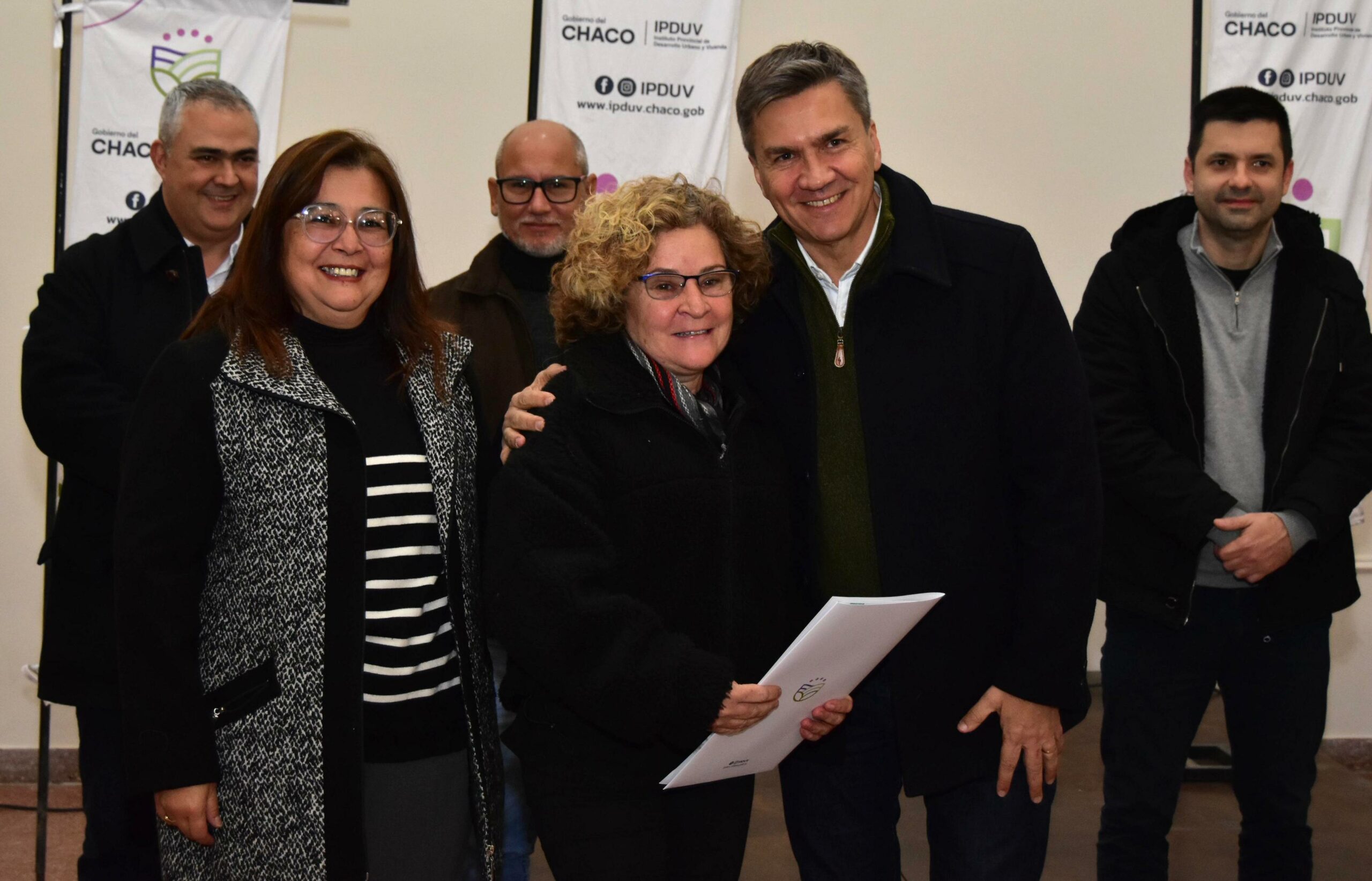 EL GOBERNADOR ZDERO ENTREGÓ 60 TÍTULOS DE PROPIEDAD A FAMILIAS DE SÁENZ PEÑA: “DECIDIMOS DAR TRANQUILIDAD A LA GENTE” EL GOBERNADOR ZDERO ENTREGÓ 60 TÍTULOS DE PROPIEDAD A FAMILIAS DE SÁENZ PEÑA: “DECIDIMOS DAR TRANQUILIDAD A LA GENTE”