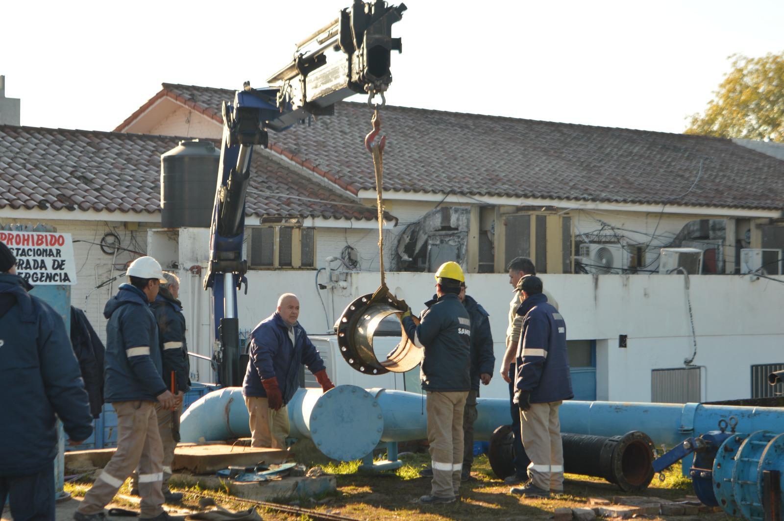 ZONAS CENTRO Y NORTE DE RESISTENCIA: SAMEEP CONTINÚA CON LA INSTALACIÓN DE NUEVOS EQUIPOS EN EL SISTEMA DE BOMBEO PARA OPTIMIZAR EL SERVICIO ZONAS CENTRO Y NORTE DE RESISTENCIA: SAMEEP CONTINÚA CON LA INSTALACIÓN DE NUEVOS EQUIPOS EN EL SISTEMA DE BOMBEO PARA OPTIMIZAR EL SERVICIO