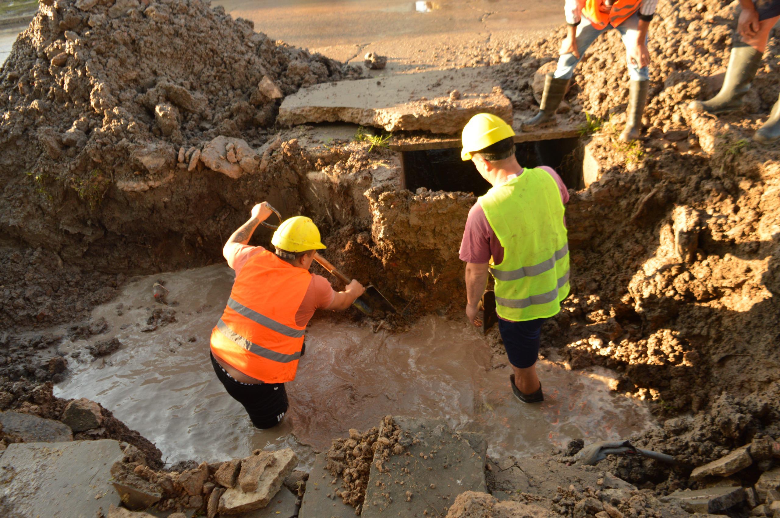BARRIO SANTA INÉS, RESISTENCIA: SAMEEP REPARÓ CAÑERÍA Y SE RESTABLECE EL SERVICIO DE AGUA POTABLE EN LA ZONA