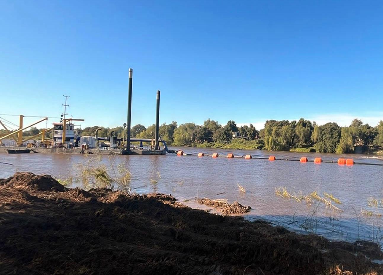 RIACHO BARRANQUERAS: YPF Y EL GOBIERNO PROVINCIAL AVANZAN EN EL DRAGADO EN LA ZONA DEL MUELLE DE DESCARGA DE LA PETROLERA